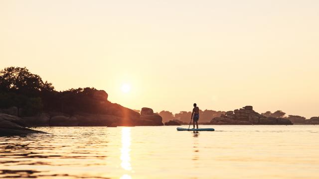 Activités nautiques - Paddles à la plage Saint-Guirec au coucher du soleil | Perros-Guirec | Côtes d'Armor (Bretagne)