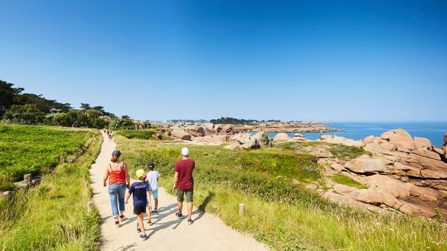 Famille sur le sentier des Douaniers à Ploumanac'h | Perros-Guirec | Côtes d'Armor (Bretagne)