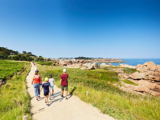 Famille sur le sentier des Douaniers à Ploumanac'h | Perros-Guirec | Côtes d'Armor (Bretagne)