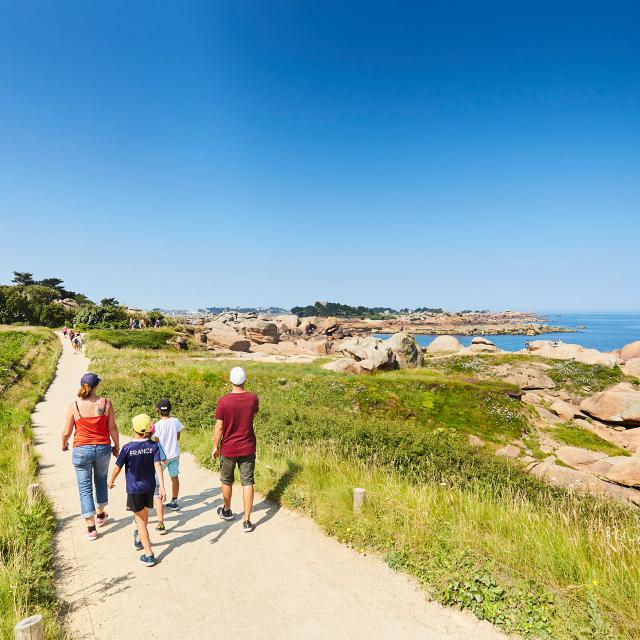 Famille sur le sentier des Douaniers à Ploumanac'h | Perros-Guirec | Côtes d'Armor (Bretagne)