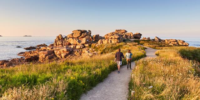 Couple sur le sentier des douaniers à Ploumanac'h | Perros-Guirec | Côtes d'Armor (Bretagne)