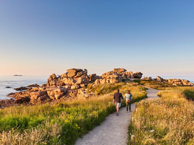 Couple sur le sentier des douaniers à Ploumanac'h | Perros-Guirec | Côtes d'Armor (Bretagne)