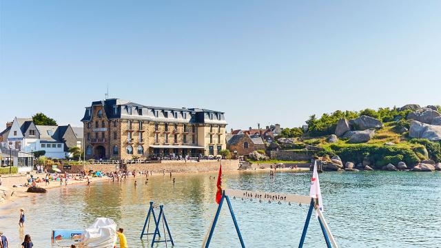 Club des Dauphins à la Plage de Saint-Guirec- Perros-Guirec | Côtes d'Armor (Bretagne)