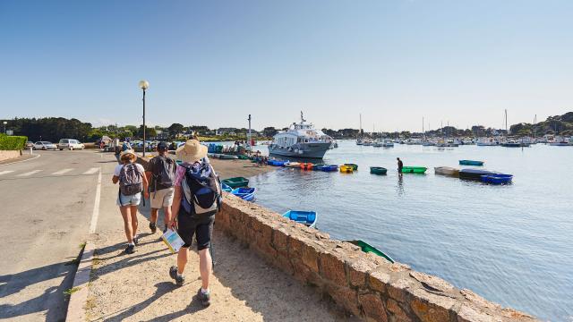 Randonneurs au port de Ploumanac'h | Perros-Guirec (Côtes d'Armor-Bretagne)