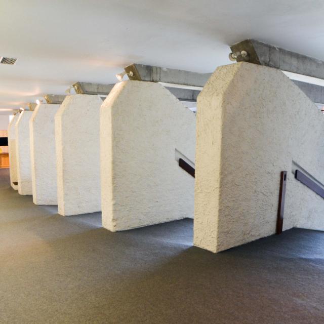 Entrée dans la grande salle de l’auditorium du Palais des congrès, le couloir distribue les accès aux marches pour descendre dans le lieu.