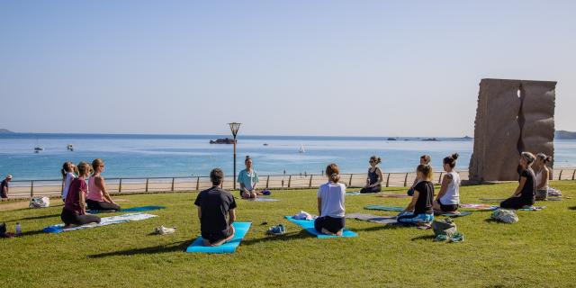 Yoga plage de trestraou Perros-Guirec