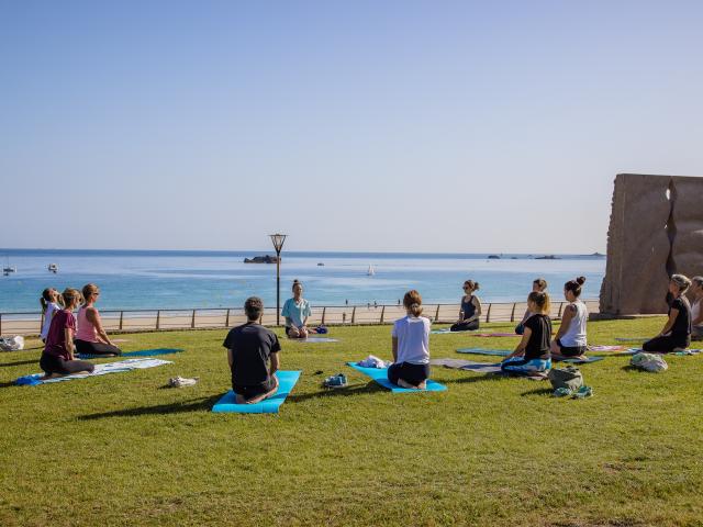 Yoga plage de trestraou Perros-Guirec