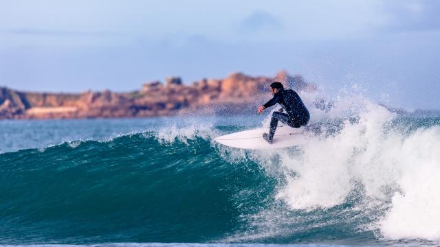 Surf plage de trestraou Perros-Guirec