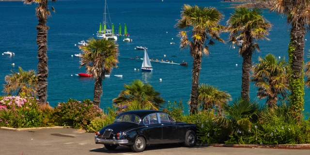 voiture ancienne. Trestraou, Roseraie. Perros-Guirec