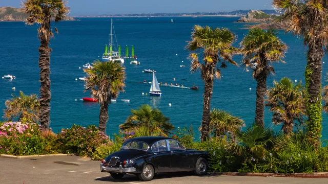 voiture ancienne. Trestraou, Roseraie. Perros-Guirec